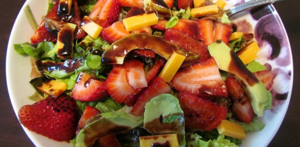 #htmlcaption_5191 Strawberry Avocado Sunflower Seed Salad with Strawberry Balsamic Dressing