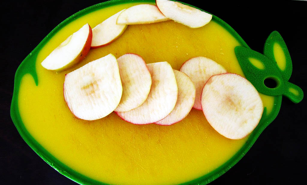 sliced apples