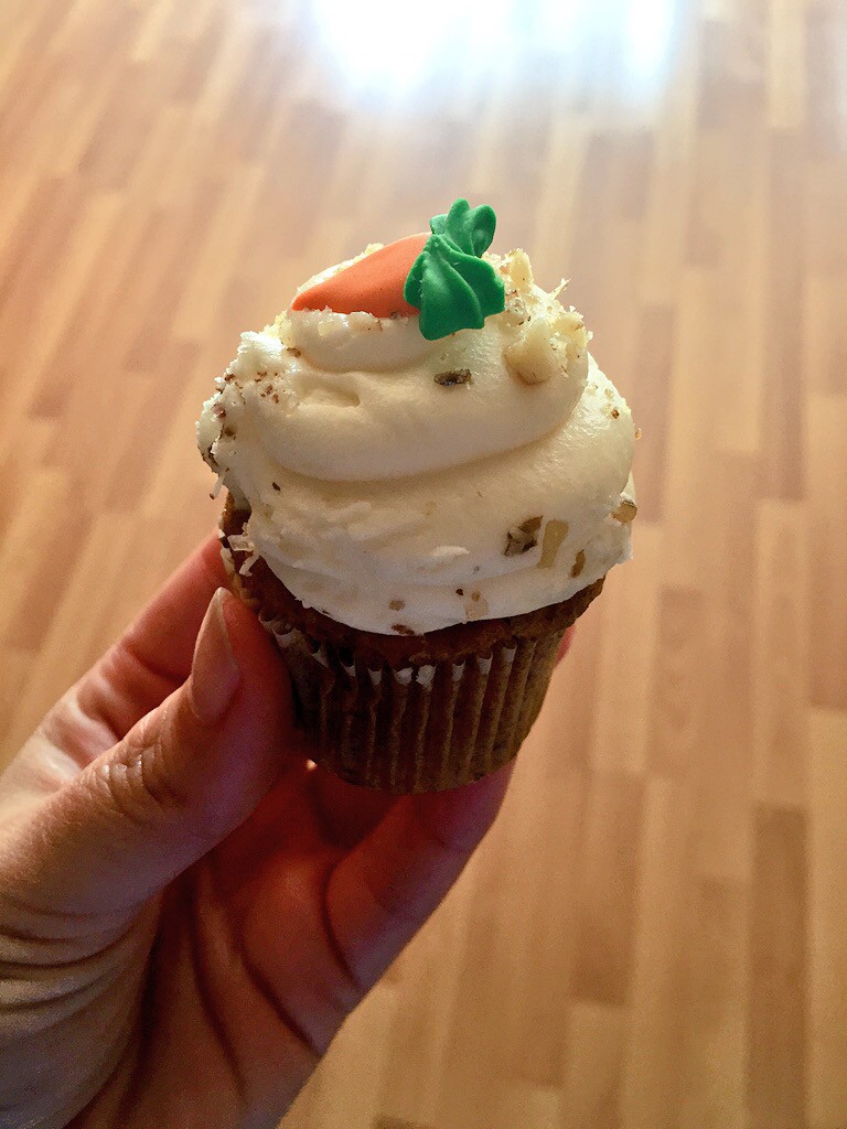 How cute is this mini carrot cake cupcake?!