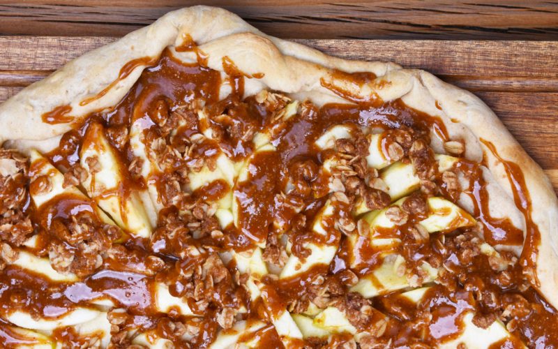 Healthy Caramel Apple Dessert Pizza {vegan}